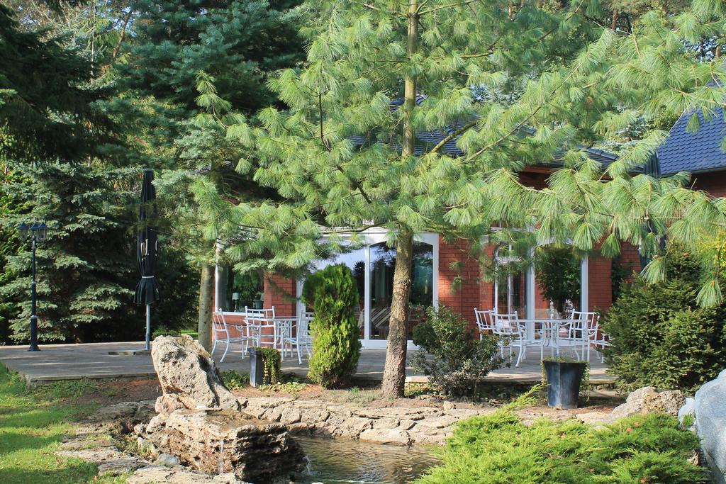 Hotel Und Restaurant Waldschloesschen Crivitz Exterior foto