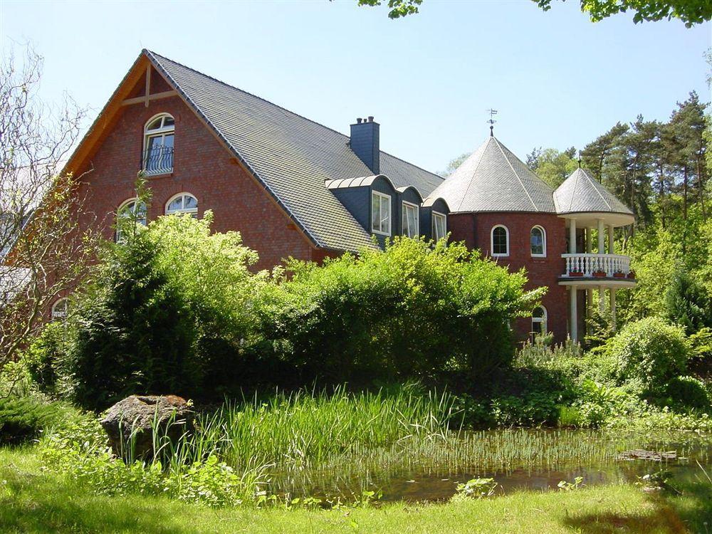Hotel Und Restaurant Waldschloesschen Crivitz Exterior foto