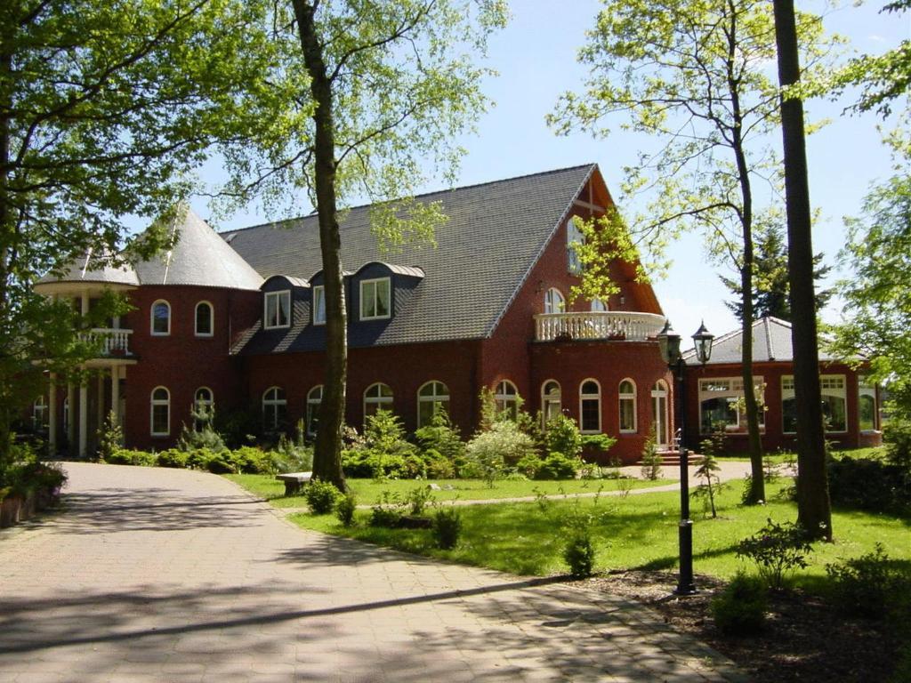 Hotel Und Restaurant Waldschloesschen Crivitz Exterior foto